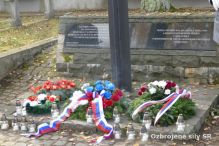 De vojnovch veternov  De ervench makov v posdke Preov